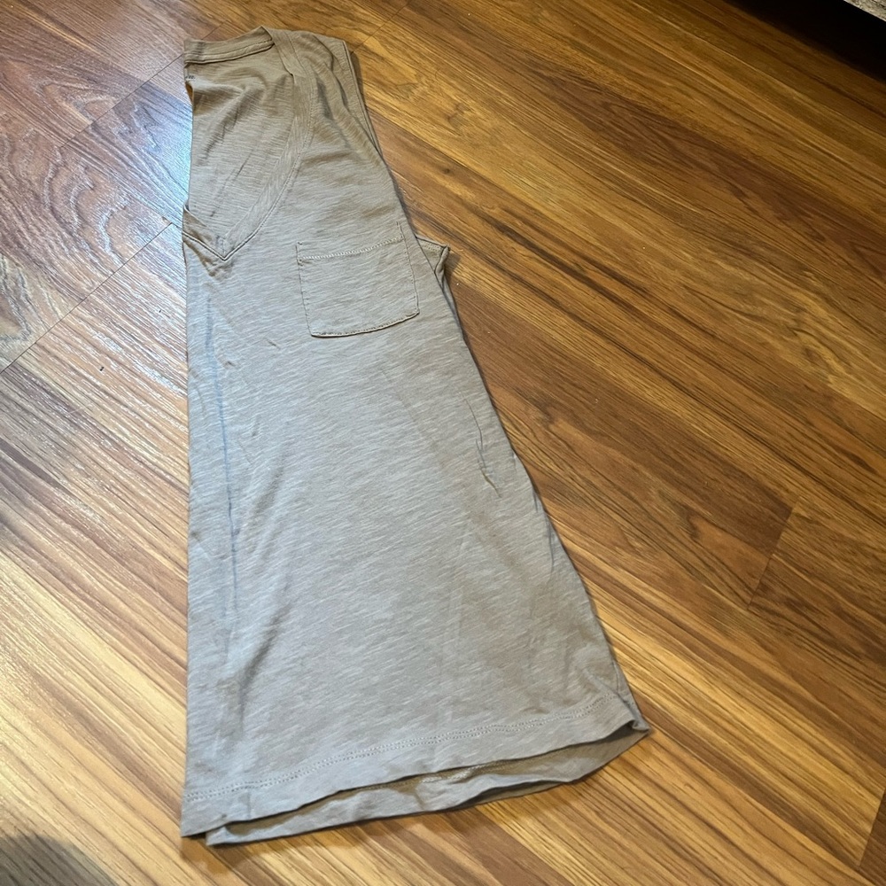 V-neck cotton pocket tank